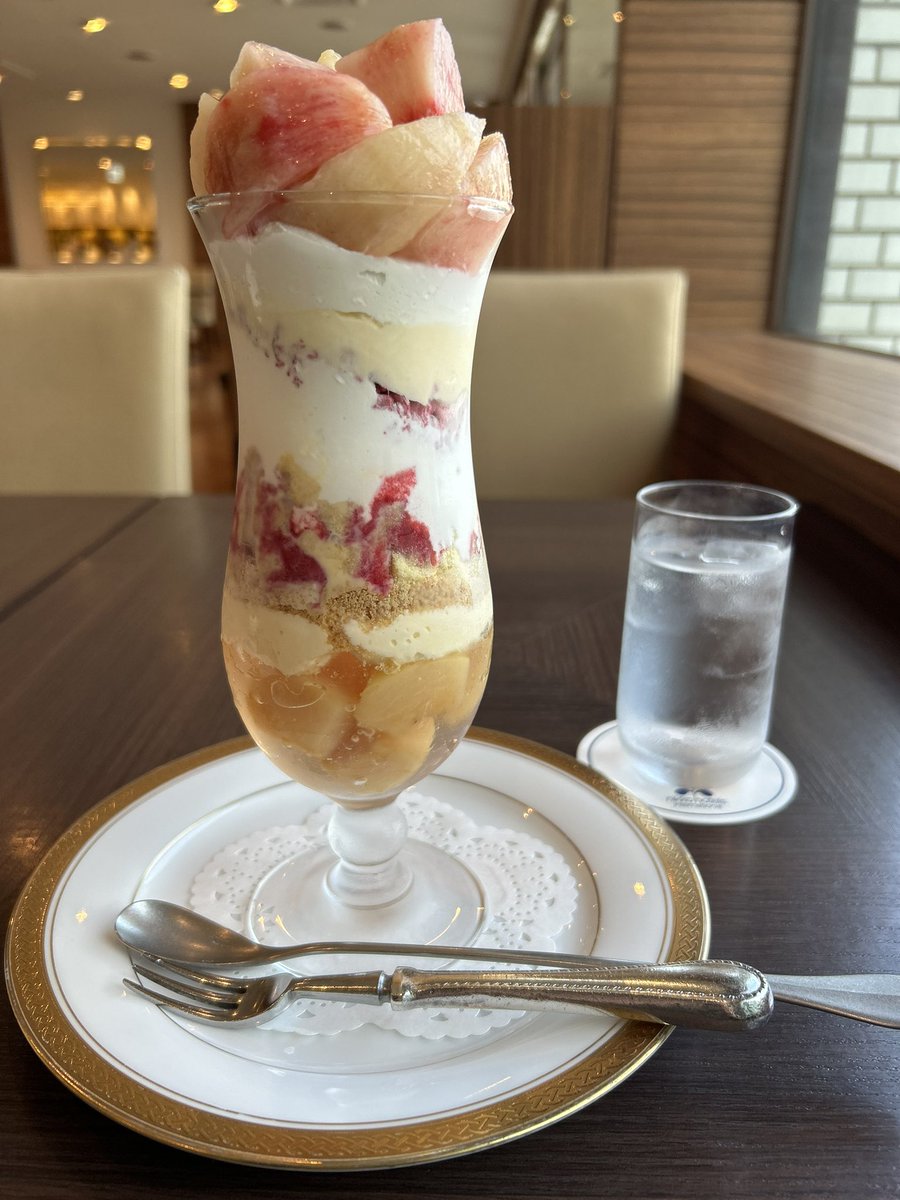 【川崎日航ホテル】
“桃のパフェ”

桃の季節もいよいよクライマックスへ！
上には白桃1個分が食べやすくカットで盛られていて、一番下にもゼリーと一緒に🍑コンポートが👀✨
ラズベリーソースが合わせてある割にはバニラクリームとホイップが濃厚なお味🐮
サクサクチョコやクランブルも食べ応え充分😚