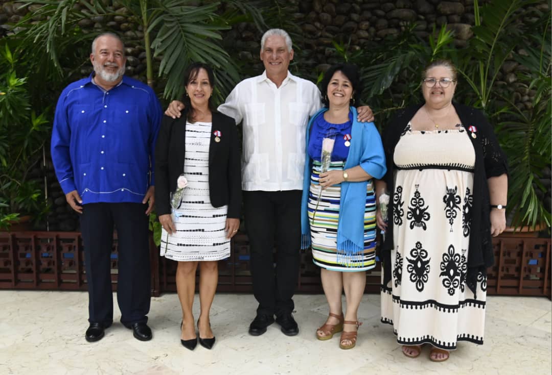 💙Federadas del <a href="/CIGBCuba/">CIGBCuba</a> reciben la Distinción 23 de Agosto en el 65 Aniversario de la #FMC_Cuba. Ello nos compromete a seguir trabajando por el avance de las #MujeresEnRevolución en todos los ámbitos y por el bienestar de la familia. ¡Muchas felicidades para todas!💙