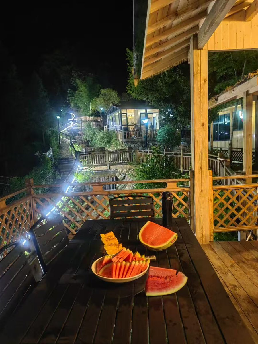 The night view of rural China, sweet watermelon with ice. #Jiangxi #Yichun #WonderfulJiangxi
（中国农村的夜景，加上冰甜的西瓜）