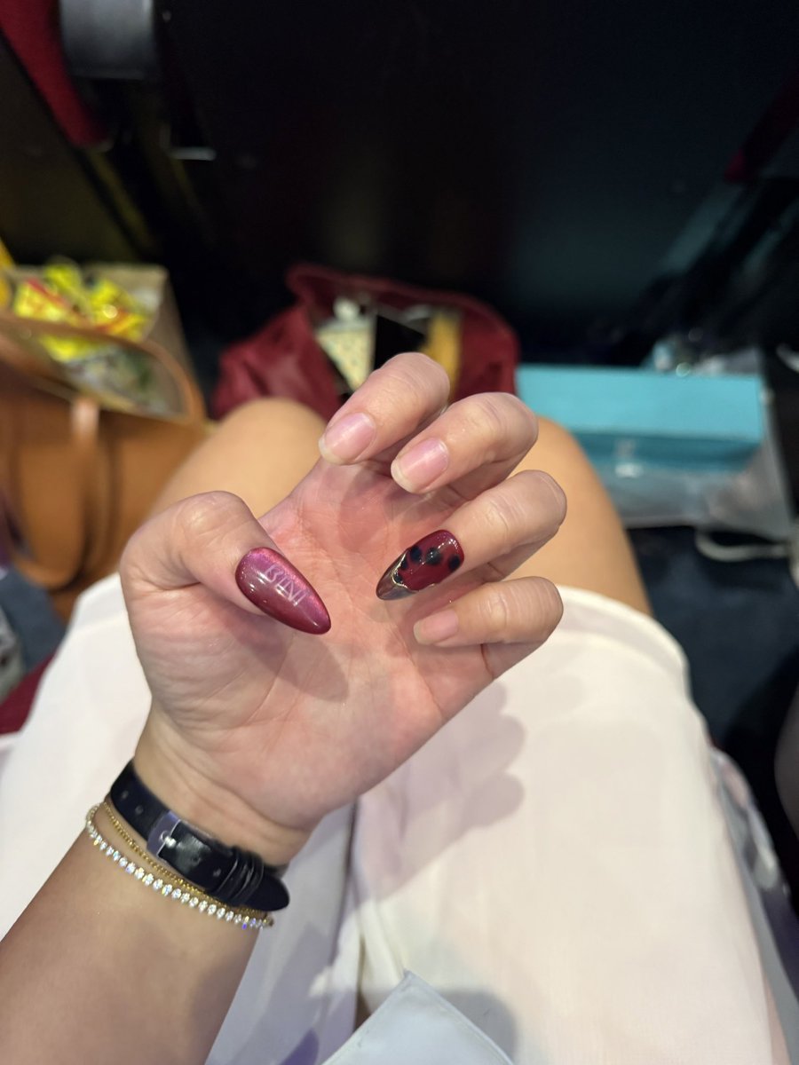 worth it mawalan ng nails, makapiling lang kayong walo🤗 

di manlang umabot sa fan signing part na mismo, bungi bungi na nung naipakita ko na kay mikha ang mikha-inspired nails ko

Journey Through the BINIverse

#BINIPhotoJournal #BINI
