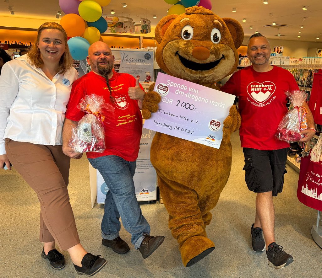 25 Jahre dm-Drogeriemärkte: Kassieren für den guten Zweck!
Wäre das nicht wunderbar: Einkaufen und dabei spenden? Das war möglich! Höhepunkt der Feierlichkeiten zum 25-jährigen Jubiläum von dm in #Nürnberg statt. Mit dabei #FrankenHilft e.V. und #FCN 
frankenhilft.de/spendenaktion/…