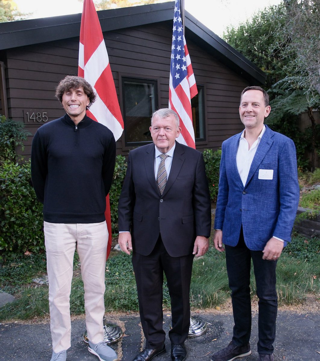 DanishMFA's tweet photo. FM @larsloekke: “Arrived in California with 26 Danish compamnies to strengthen our ties, learn about the American tech industry, and open commercial doors. If California were a country, it would be the world’s 4th biggest economy. Vast potential for more trade &amp; cooperation” 🇺🇸🇩🇰 https://t.co/CeQBJ78e9L
