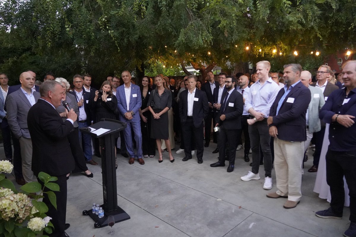 DanishMFA's tweet photo. FM @larsloekke: “Arrived in California with 26 Danish compamnies to strengthen our ties, learn about the American tech industry, and open commercial doors. If California were a country, it would be the world’s 4th biggest economy. Vast potential for more trade &amp; cooperation” 🇺🇸🇩🇰 https://t.co/CeQBJ78e9L