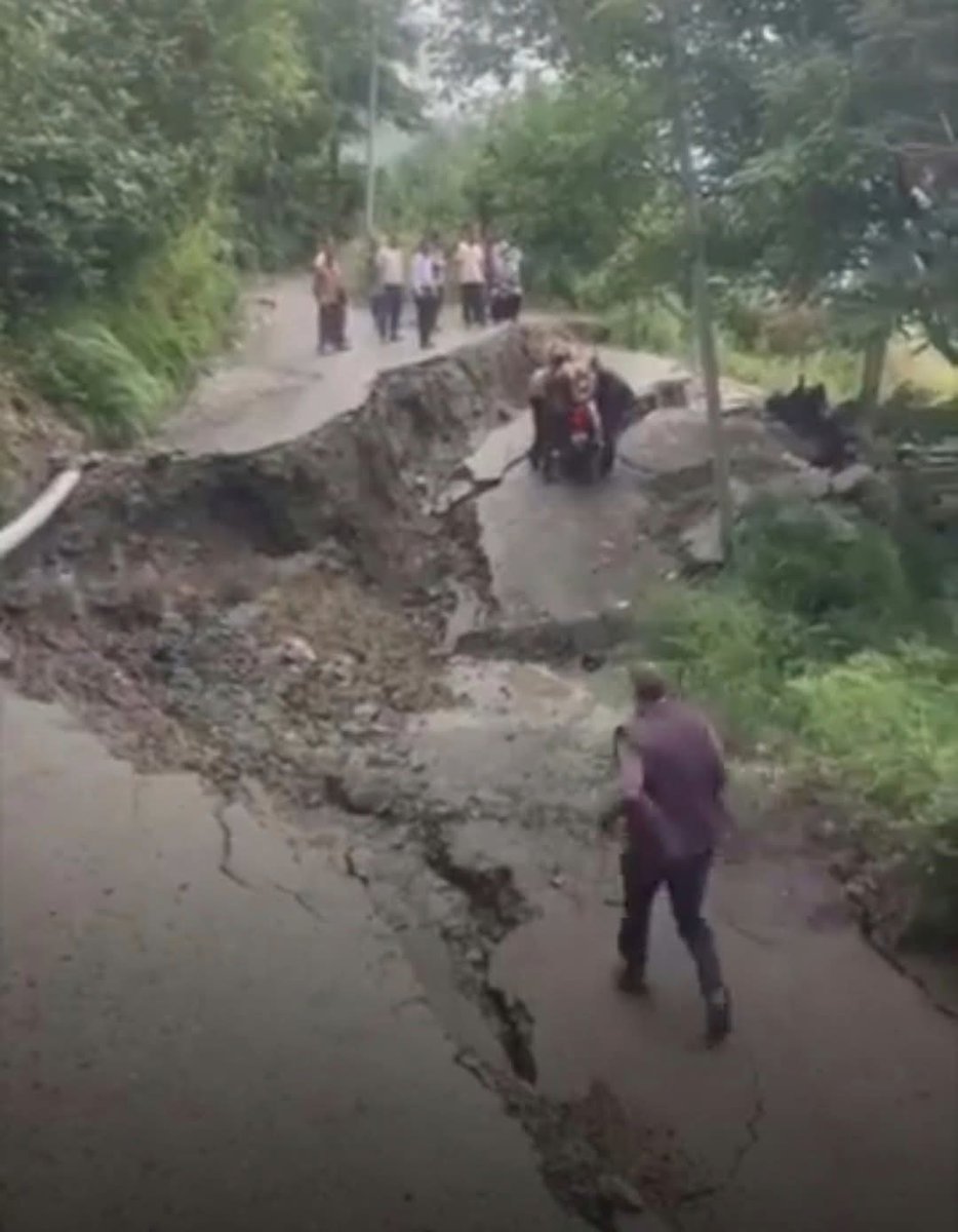 GemsHimachal's tweet image. बाली चौकी से थाची मानी सड़क दो हिस्सों में बंट गई, किसान हताश हैं।
#Saraj #Mandi #HimachalPradesh