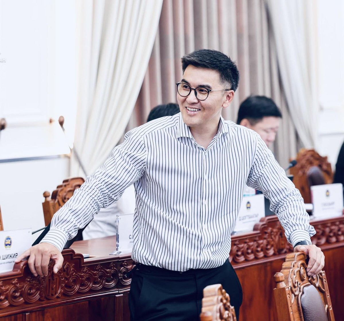 Олны постоос АН-ын даргын сунгаанд орж байгааг нь мэдлээ.
Зарчимтай, амьдрал мэдэх, адуучин аавын хүү. Ардчилсан намаа нэгтгээд туг нь болоод явчих байх. Яагаад болохгүй гэж дотроо баясаж сууна.
Сонгуульд намаа чирээд гоё өрсөлдсөн. Ерөнхий сайд, том намын эсрэг Лодой л үг хэлж,