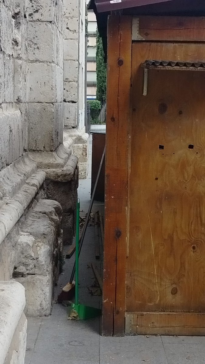 Instalacion de casetas de la feria de día para las fiestas de Valladolid.Algunas mejor que otras en cuanto a respeto por los edificios históricos.Confiamos en que cuando esten las cocinas y almacenaje se respete el entorno del edificio.Estas,vistas en el entorno de la catedral.