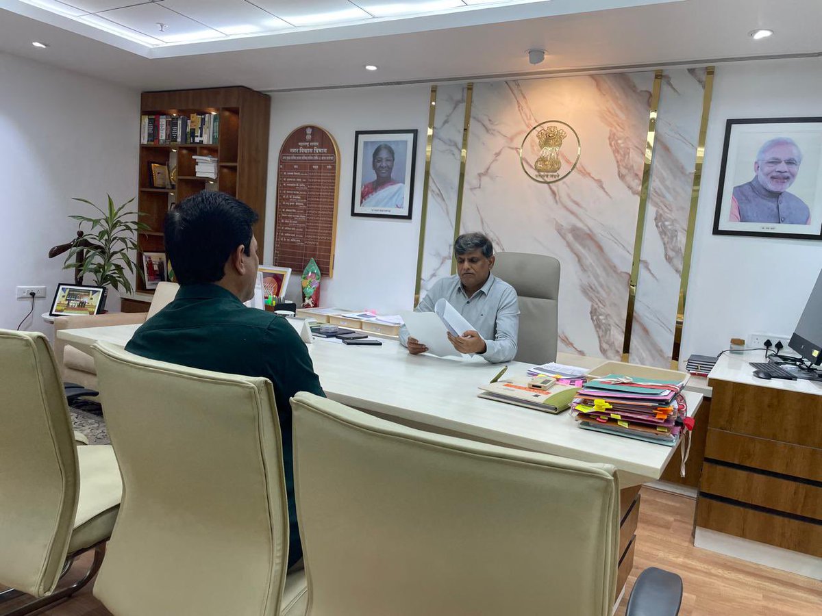 धाराशिव करांना आणखी किती काळ चिखल आणि खड्ड्यातून प्रवास करावा लागणार? 

धाराशिव शहरातील गेल्या १८ महिन्यांहून अधिक काळ रखडलेल्या १४० कोटी रुपयांच्या ५९ रस्त्यांच्या कामांची निविदा प्रक्रिया तात्काळ पूर्ण करून प्रत्यक्ष कामाला सुरुवात करावी, अशी राज्याचे नगरविकास विभागाचे प्रधान
