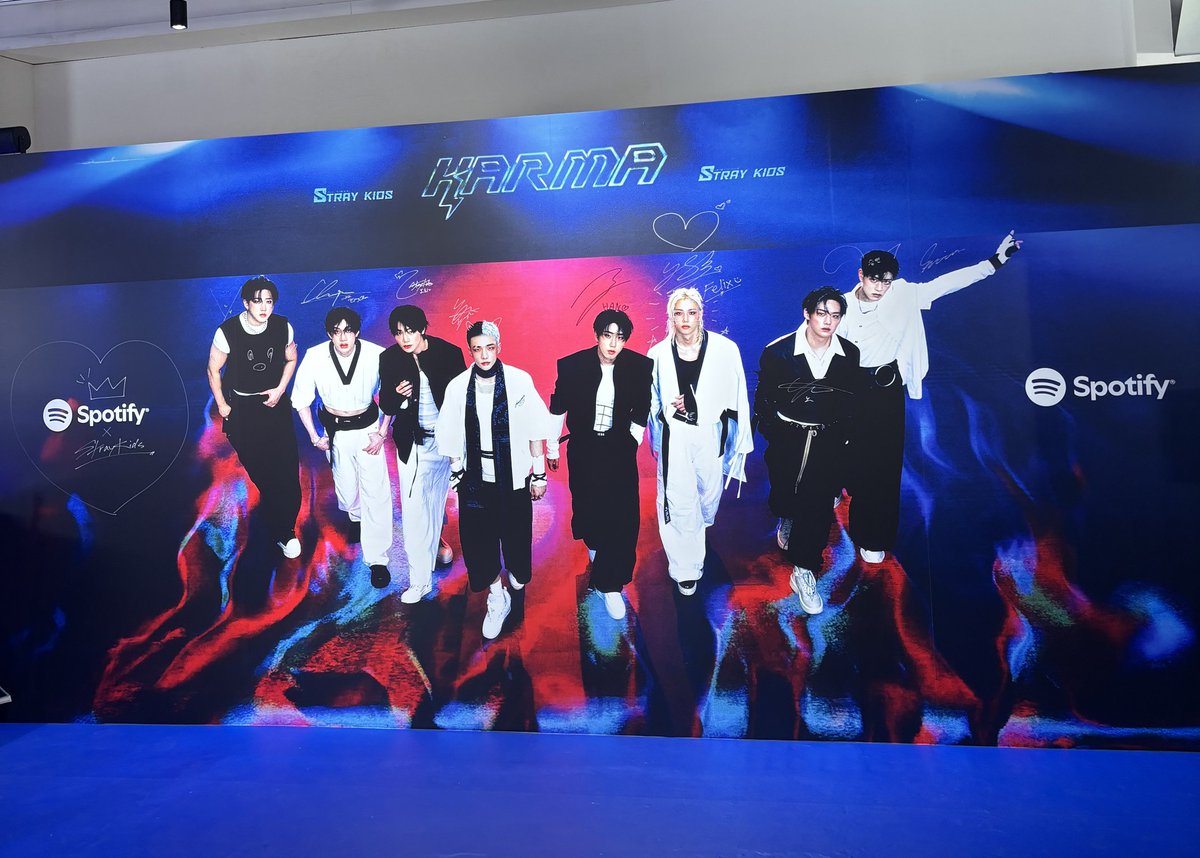 아 귀여운뽁아리 하나 빼먹어서 다시 올림ㅎ 성수 스포티 팝업 뽁이컷🖤🩵 줄 개길어가꾸 결국 시간 애매해서 나만 여의도로 다시 돌아감....ㅠㅠ 친구가 뽁이 흔적들 보내줬는데 뽁나 귀여워🥹🩷 
#SpotifySTAYdium