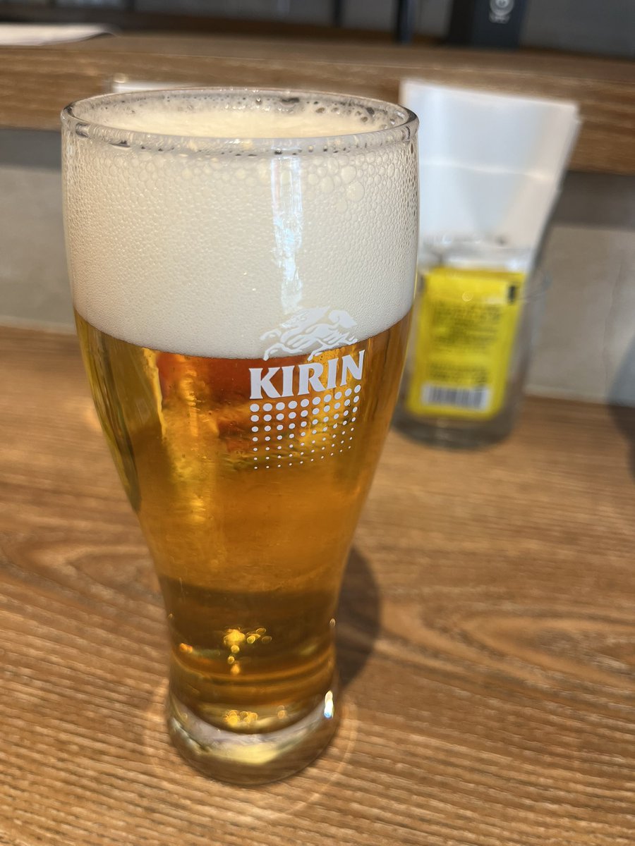 The Burger Stand N'sのチーズバーガー

いわゆるグルメバーガーに初挑戦。バンズがフワフワ、お肉の肉汁は溢れる。こりゃ美味い。昼からビールも飲んで、たまにはこんなランチも良いね。
ご馳走様でした😋
#TheBurgerStandN's 
#池下駅 
#名古屋市千種区 
#グルメバーガー 
#チーズバーガー