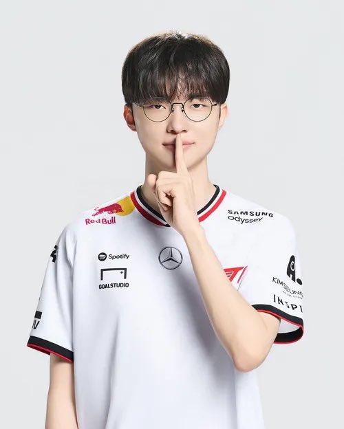 koreadeok's tweet image. FAKER as a cameo in the music video for “CEREMONY” by Stray Kids!

Faker and Felix once did a photoshoot together through their connection with UNICEF.
#Faker #StrayKids #FELIX