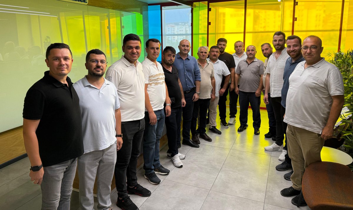 icim's tweet image. Sakarya’daki yangınlarda çiğ süt tankerleriyle itfaiyeye gönüllü su taşıyan tır şoförlerimiz merkez ofisimizi ziyaret etti. Alkışlarla karşılanan kahraman şoförlerimize, yangın bölgelerindeki zorlu koşullarda gösterdikleri cesaret ve fedakârlık için minnettarız. 

#İçim