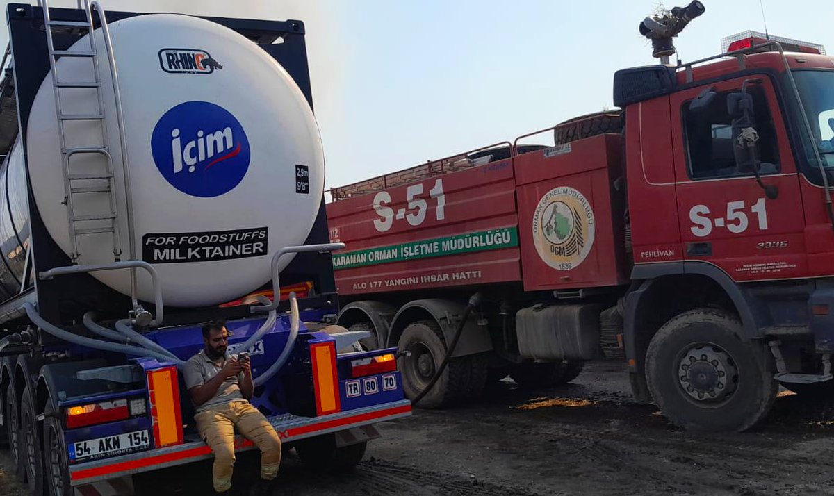 icim's tweet image. Sakarya’daki yangınlarda çiğ süt tankerleriyle itfaiyeye gönüllü su taşıyan tır şoförlerimiz merkez ofisimizi ziyaret etti. Alkışlarla karşılanan kahraman şoförlerimize, yangın bölgelerindeki zorlu koşullarda gösterdikleri cesaret ve fedakârlık için minnettarız. 

#İçim