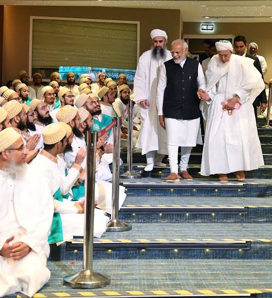 मुझे ये दोनों फोटो से कोई आपत्ति नहीं है। आपको?