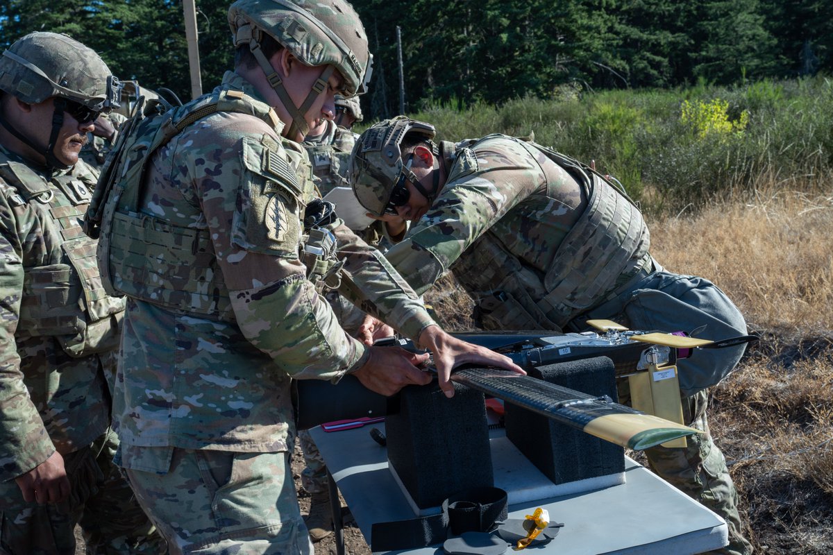 AVNFCD's tweet image. I Corps Soldiers are making history as the first to employ Launched Effects (LE)! 🚀 These advanced systems extend the Army’s reach &amp;amp; enhance our ability to defeat threats.  LE will be in every division supporting the Army’s transformation! #LaunchedEffects #ArmyModernization