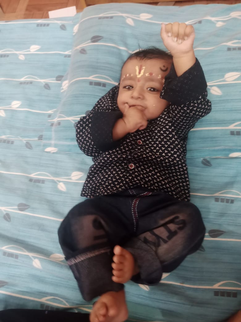 तेरी आंखें मानों मेरे 
सपनों की खुबसूरत दुनिया है 
तेरी मुस्कान 
मेरी सुबह का रगीन एहसास है ...!!
#मेरी_दुनियां