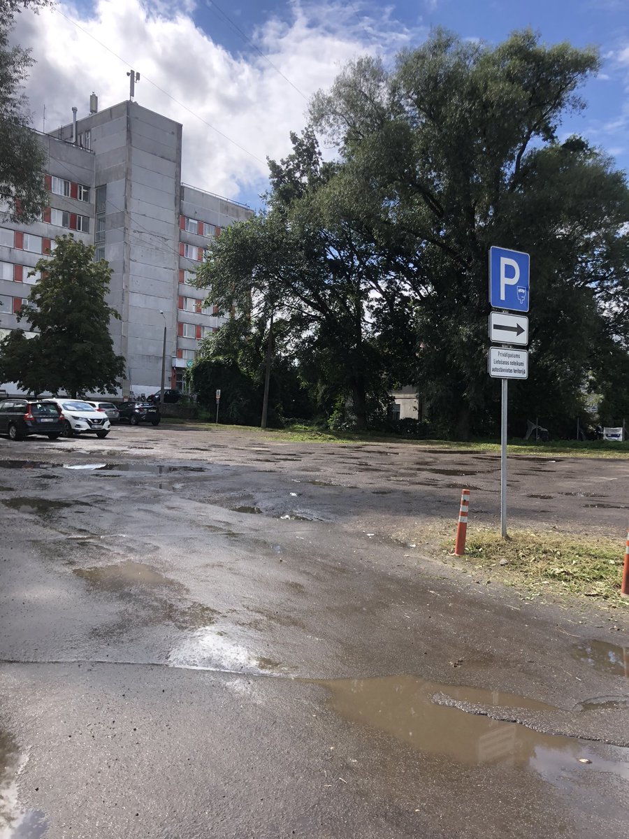 TomassSimanskis's tweet photo. @Mobilly pēc cik gadiem šo obejektu sakārtosiet ? #riga #latvia @RigasDome https://t.co/YXw7NKRDhf