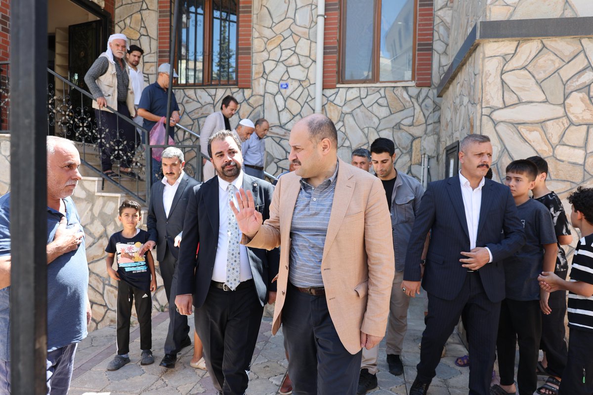 Cumanın Bereketiyle Bir Aradayız!

Şanlıurfa Büyükşehir Belediye Başkanımız Mehmet Kasım Gülpınar, Hacı Bedia Mehmet Oruç Camisi’nde kılınan cuma namazı sonrası kıymetli hemşehrilerimizle bir araya geldi.

Cuma’nın bereketini ve güzelliğini paylaşarak, vatandaşlarımızla sohbet