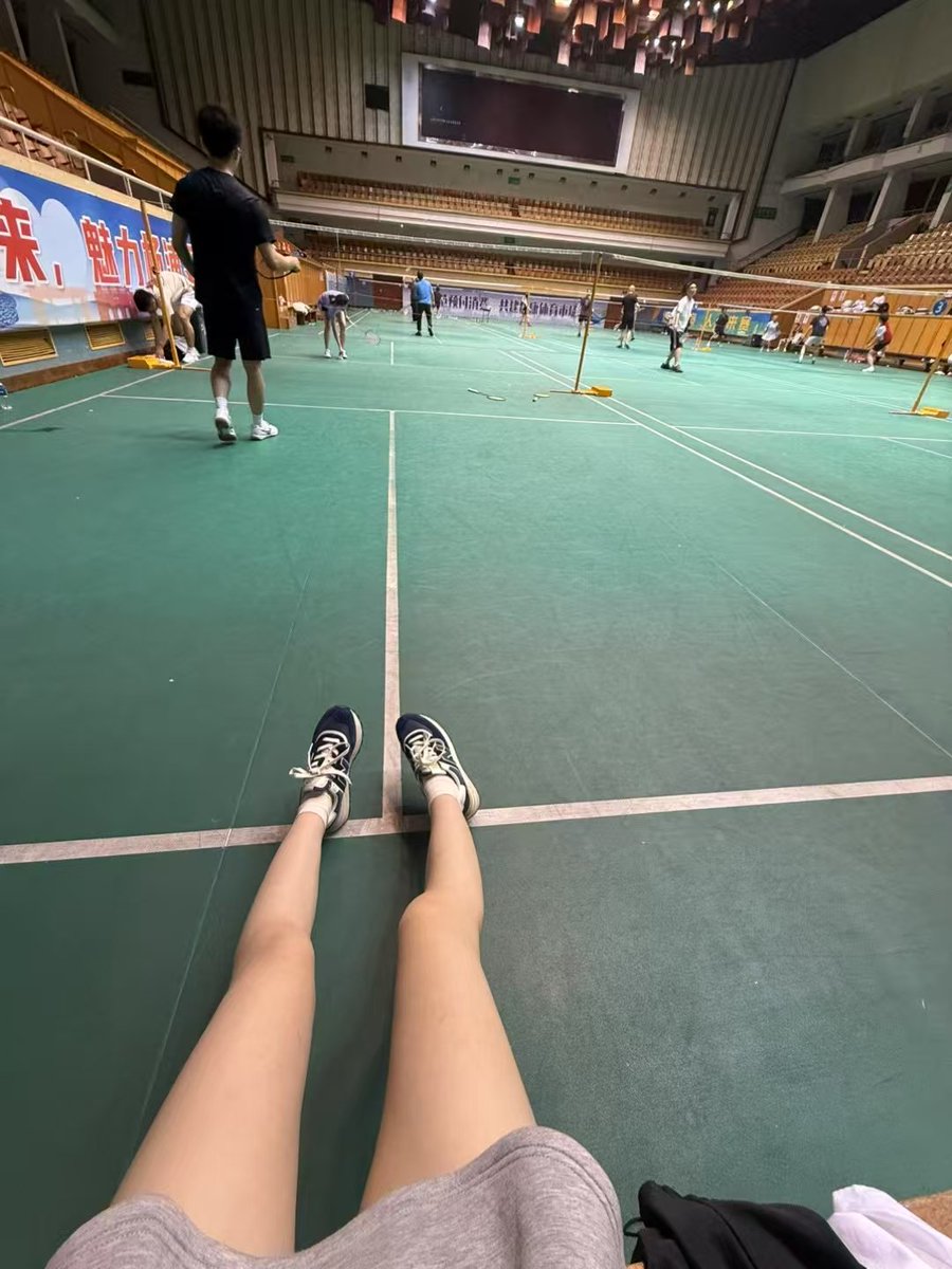 打羽毛球累个够呛，废物公狗贡完花费说它要过来给我舔鞋底增大摩擦力，真是笑死我了。

#报销奴 #榨金 #吐钱 #提款机 #贡奴 #舔脚 #女性崇拜 #辱骂 #ATM奴 #无脑贡 #压榨奴 #吸金 #ATM打钱奴