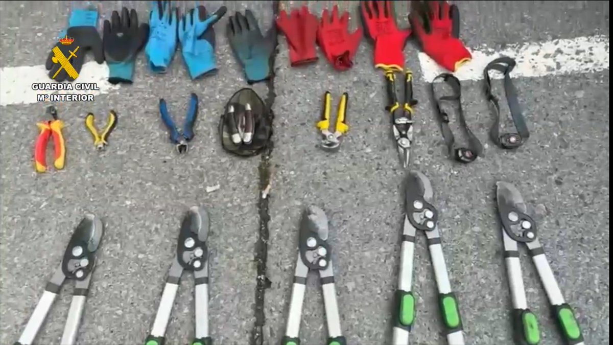 guardiacivil's tweet photo. #OperacionesGC
Detenidas tres personas por el robo de más de dos toneladas de cable de cobre en La Rioja
El conductor de la furgoneta que transportaba el cable fue detenido en el acto. Los otros dos, tras huir de los agentes y abandonar el vehículo lanzadera, continuaron la fuga en taxi y fueron detenidos en Logroño cuando intentaban subir a un tren con destino a Bilbao. La actuación ha sido posible gracias a la colaboración ciudadana.
https://t.co/fRxV5R8e1f