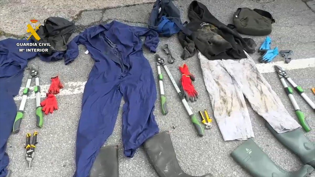 guardiacivil's tweet photo. #OperacionesGC
Detenidas tres personas por el robo de más de dos toneladas de cable de cobre en La Rioja
El conductor de la furgoneta que transportaba el cable fue detenido en el acto. Los otros dos, tras huir de los agentes y abandonar el vehículo lanzadera, continuaron la fuga en taxi y fueron detenidos en Logroño cuando intentaban subir a un tren con destino a Bilbao. La actuación ha sido posible gracias a la colaboración ciudadana.
https://t.co/fRxV5R8e1f