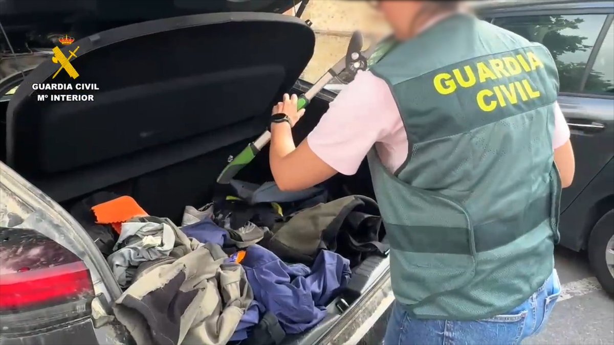 guardiacivil's tweet photo. #OperacionesGC
Detenidas tres personas por el robo de más de dos toneladas de cable de cobre en La Rioja
El conductor de la furgoneta que transportaba el cable fue detenido en el acto. Los otros dos, tras huir de los agentes y abandonar el vehículo lanzadera, continuaron la fuga en taxi y fueron detenidos en Logroño cuando intentaban subir a un tren con destino a Bilbao. La actuación ha sido posible gracias a la colaboración ciudadana.
https://t.co/fRxV5R8e1f