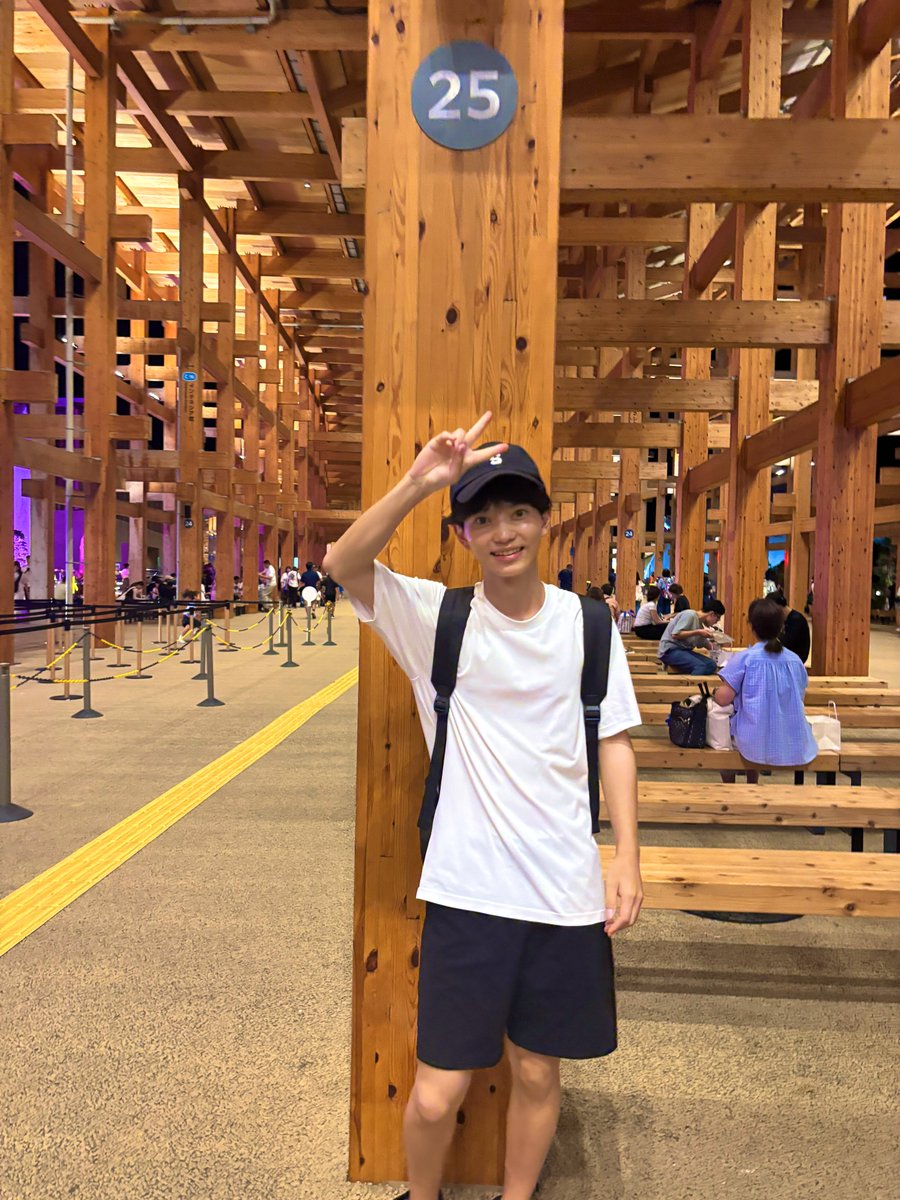 大屋根リングの
年齢と同じ数字の柱で撮るといい記念になるよ✨