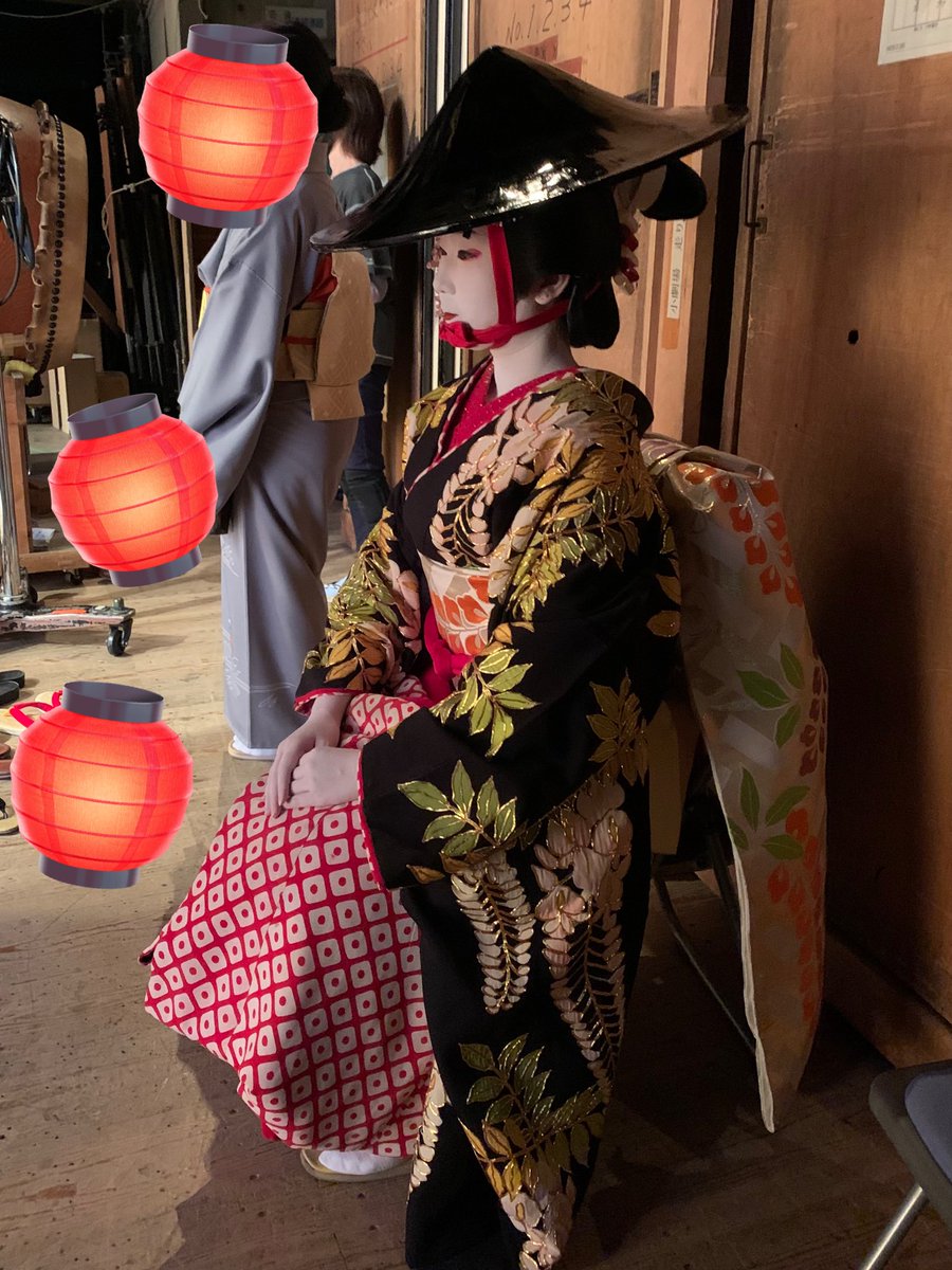 【🪭】

大ヒット上映中の映画
🎞️ #国宝 ( <a href="/kokuhou_movie/">映画『国宝』公式アカウント</a> )

その中でも取り上げられている
「 #藤娘 」という演目

わたしもコロナ禍に国立劇場にて
踊らせていただいたことがあり…

藤の花の精が娘の姿で現れ、
好きな人に対する切ない恋心を踊ったもので

思い通りにならない相手の心を嘆いたり