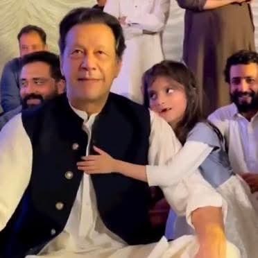 JunaidKailash2's tweet photo. “Arresting a child for distributing sweets after Imran Khan’s bail shows the regime’s true rotten face. This fascist state fears even the smile of an innocent girl. Shame on this cowardly establishment that has turned Pakistan into a prison for its own people.” https://t.co/CV0pI42cnC