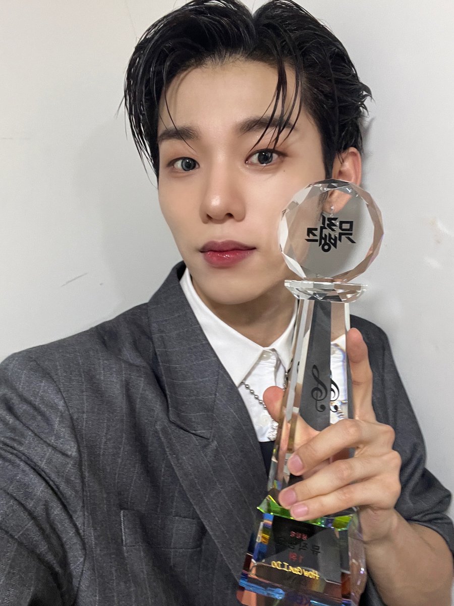 EVNNE_official's tweet photo. 엔브들!!! 뮤직뱅크 1위🏆 너무너무 고마워 엔브들 덕분에 받은 상인만큼 앞으로 더 멋진 이븐이들로 성장할 테니까 앞으로도 지켜봐줘ㅎㅎ 약속~~~💚

#EVNNE #이븐
#이정현 #LEEJEONGHYEON https://t.co/gEuQmue785