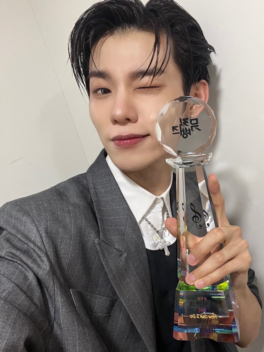 엔브들!!! 뮤직뱅크 1위🏆 너무너무 고마워 엔브들 덕분에 받은 상인만큼 앞으로 더 멋진 이븐이들로 성장할 테니까 앞으로도 지켜봐줘ㅎㅎ 약속~~~💚

#EVNNE #이븐
#이정현 #LEEJEONGHYEON