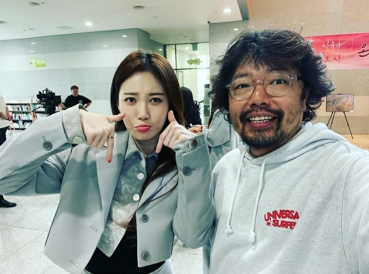 mrpy_formybbo's tweet photo. Nam Ki-Hoon PD-nim (@ misodoun IG) selca with the main casts of DWY.. 🤗
Tomorrow is the day. D-1 to celebrate 2nd Anniversary of "Destined With You"!! 🎂🔥
#ChoBoAh #조보아
#Rowoon #로운
#HaJun #하준
#Yura #유라
#DestinedWithYou
#이연애는불가항력 https://t.co/4glTvKC4MP