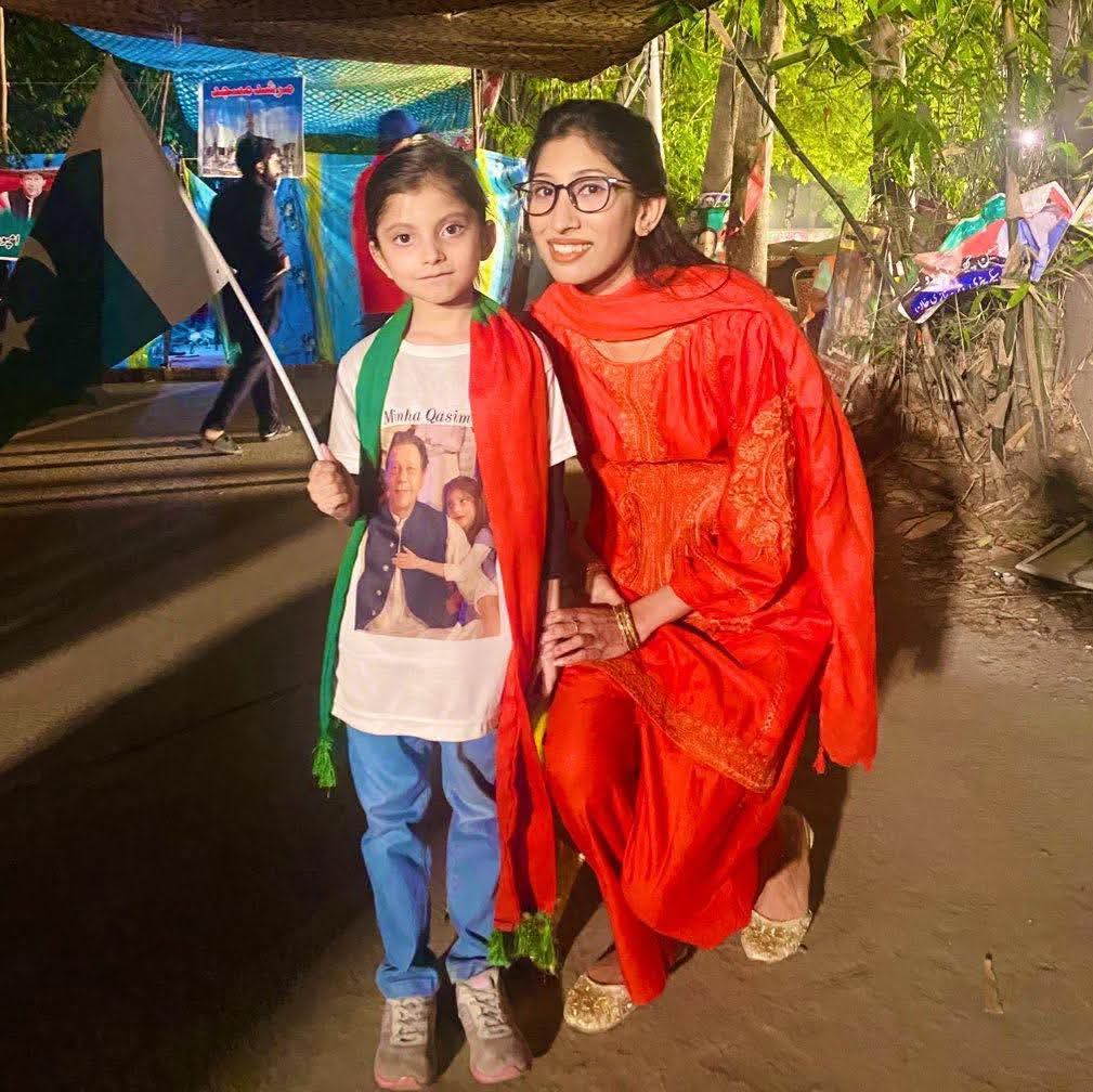 JunaidKailash2's tweet photo. “Arresting a child for distributing sweets after Imran Khan’s bail shows the regime’s true rotten face. This fascist state fears even the smile of an innocent girl. Shame on this cowardly establishment that has turned Pakistan into a prison for its own people.” https://t.co/CV0pI42cnC