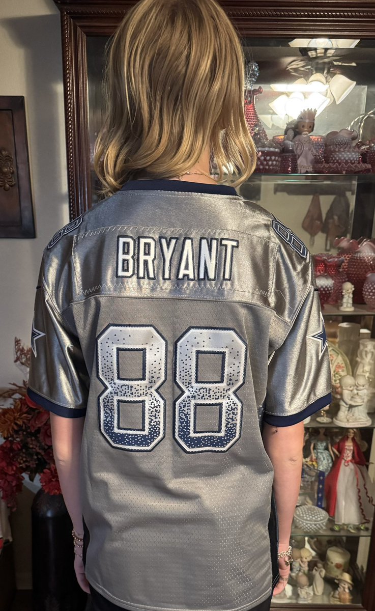 kcgreen77's tweet photo. @DezBryant Daughter wearing this jewel for jersey day #X https://t.co/7RN46ivqdM