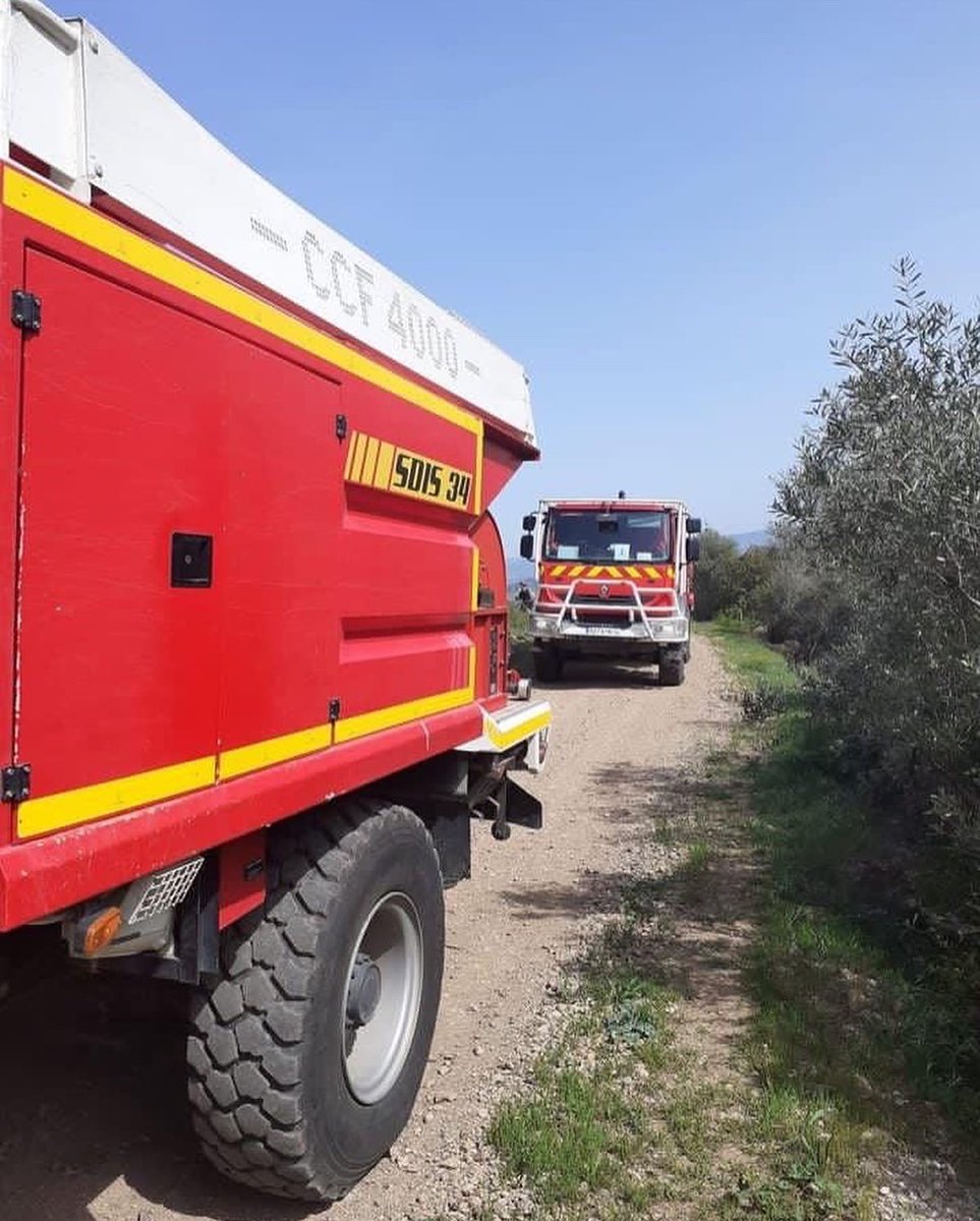 PompiersHerault's tweet photo. #Incendie|| VILLENEUVE LES BÉZIERS Nous intervenons Avenue des Colombes pour un feu 🔥 de végétation à proximité de la voie ferrée  
🔺1ha de végétation parcourru 
🚒Sur place 60 sapeurs-#pompiers   
🚂Circulation des trains coupée pour permettre l'intervention des #secours https://t.co/qHH5svcHec