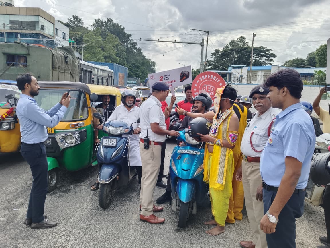 ಸದಾಶಿವನಗರ  ಸಂಚಾರ ಪೊಲೀಸ್ ಠಾಣಾ ವ್ಯಾಪ್ತಿಯ ಮೇಕ್ರಿ ಸರ್ಕಲ್‌ನಲ್ಲಿ ಅಧಿಕಾರಿ ಮತ್ತು ಸಿಬ್ಬಂದಿಗಳು ಫುಲ್ ಹೆಲ್ಮೆಟ್ ಧರಿಸಿ ವಾಹನ ಚಲಾಯಿಸುವಂತೆ ತಿಳುವಳಿಕೆ ನೀಡಿ ಅದರಿಂದಾಗುವ ಪ್ರಯೋಜನಗಳ ಬಗ್ಗೆ ಸಾರ್ವಜನಿಕರಲ್ಲಿ ಜಾಗೃತಿ ಮೂಡಿಸಿರುತ್ತಾರೆ.