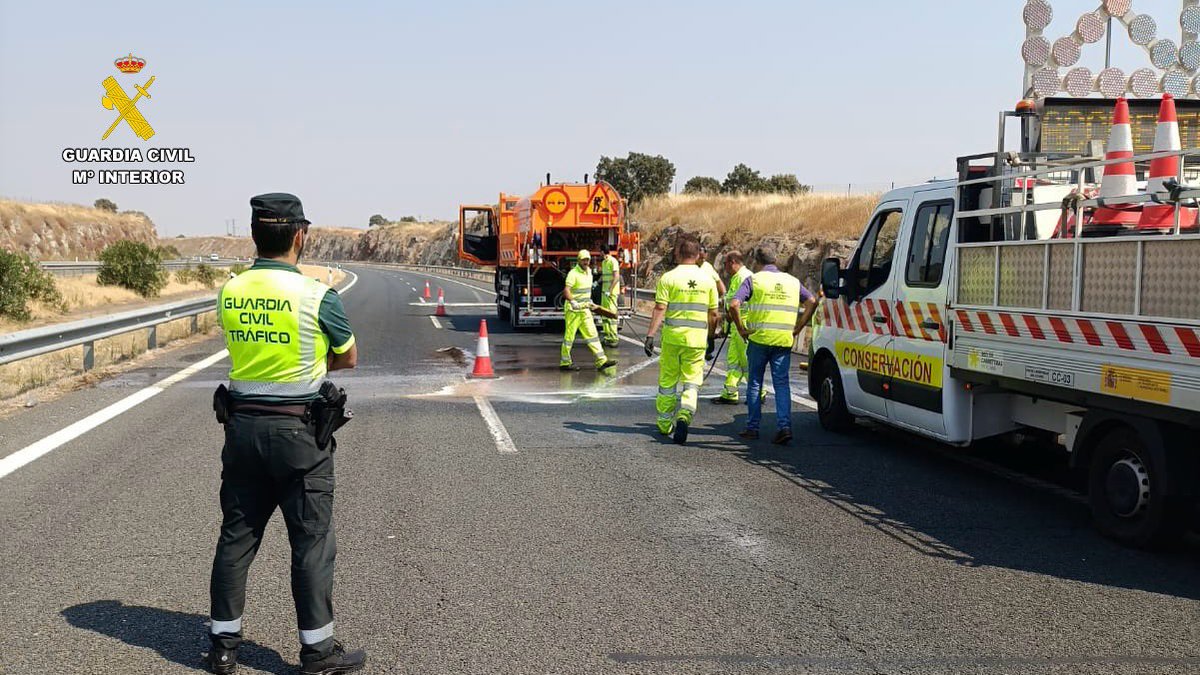 guardiacivilcc's tweet photo. 🚧 En la A-66 (Cáceres), km 554-554,300 sentido Salamanca, un camión portavehículos colisiona con un vehículo de mantenimiento. 1 herido leve y daños materiales.
👉 Cortado carril derecho por limpieza, circulación por izquierdo.
👮♂️ @guardiacivil regula tráfico. https://t.co/VK2xHbtFia