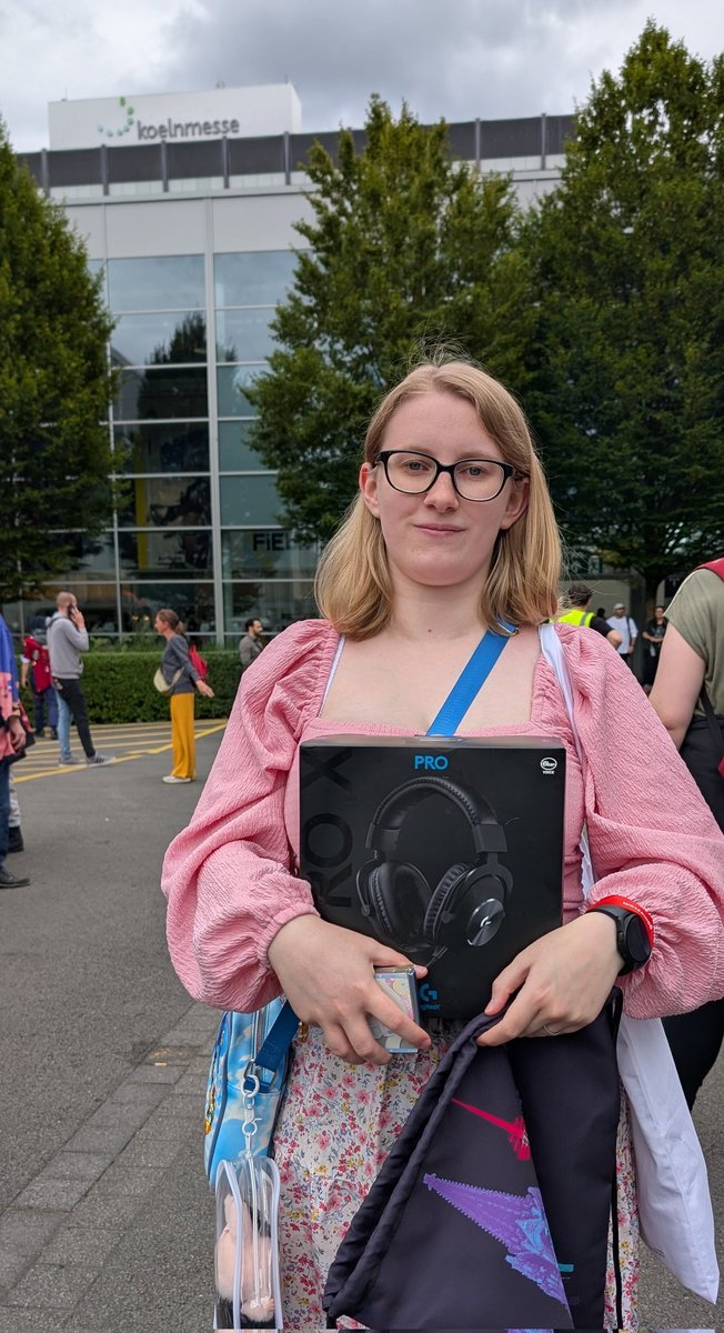 Telekom_zockt's tweet image. Gefunden! Herzlichen Glückwunsch @YurizuVtuber 

Das war's aber für heute noch nicht! 14 Uhr wird der NPC sich wieder verstecken👀