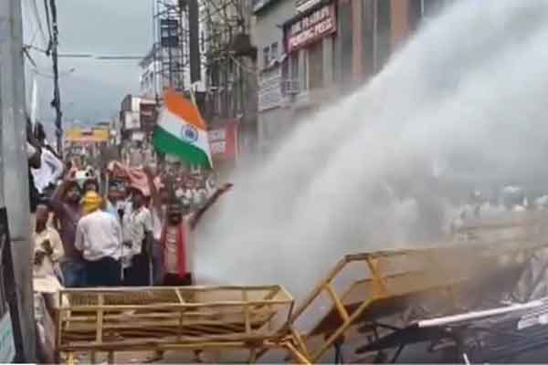 lagatarIN's tweet image. पटना में फेयर प्राइस डीलरों का उग्र प्रदर्शन, बैरिकेडिंग तोड़ी, धक्का-मुक्की की, पुलिस ने बरसाई लाठियां
lagatar.in/violent-protes…  #Patna #fairprice #dealers #violent #protest #lathicharge #watercanon #use