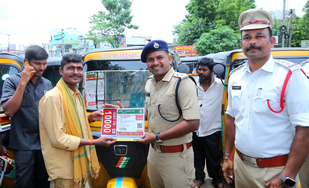 police_guntur's tweet image. 📷గుంటూరు నగరంలో ఆటో డ్రైవర్లకు ట్రాఫిక్ పోలీస్ నంబర్ అమలు📷
@APPOLICE100 
@AndhraPradeshCM 
@APDeputyCMO 
@Anitha_TDP 
#policenumber
#suggestions
#interactive
#trafficduties
#trafficregulation
#autodrivers
#TrafficRules
#gunturtrafficpolice
#guntur
#socialmediacell
