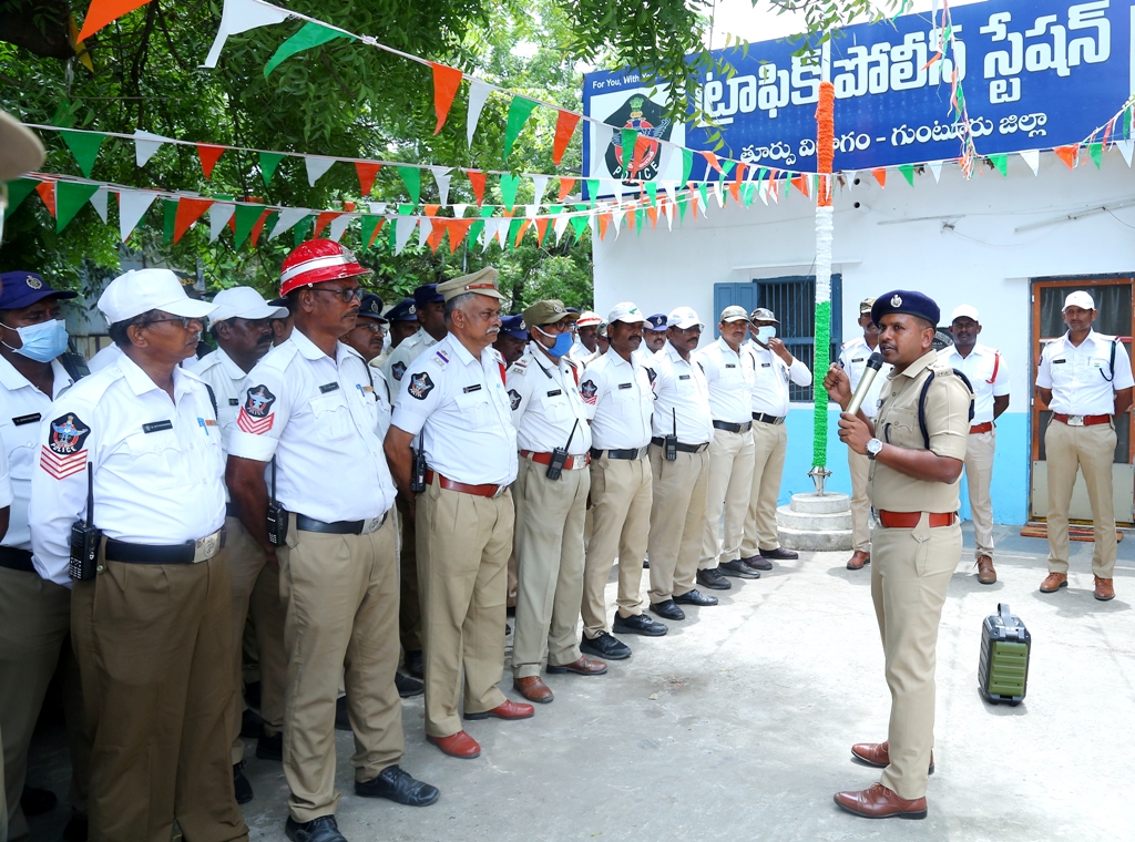 police_guntur's tweet image. 📷గుంటూరు నగరంలో ఆటో డ్రైవర్లకు ట్రాఫిక్ పోలీస్ నంబర్ అమలు📷
@APPOLICE100 
@AndhraPradeshCM 
@APDeputyCMO 
@Anitha_TDP 
#policenumber
#suggestions
#interactive
#trafficduties
#trafficregulation
#autodrivers
#TrafficRules
#gunturtrafficpolice
#guntur
#socialmediacell