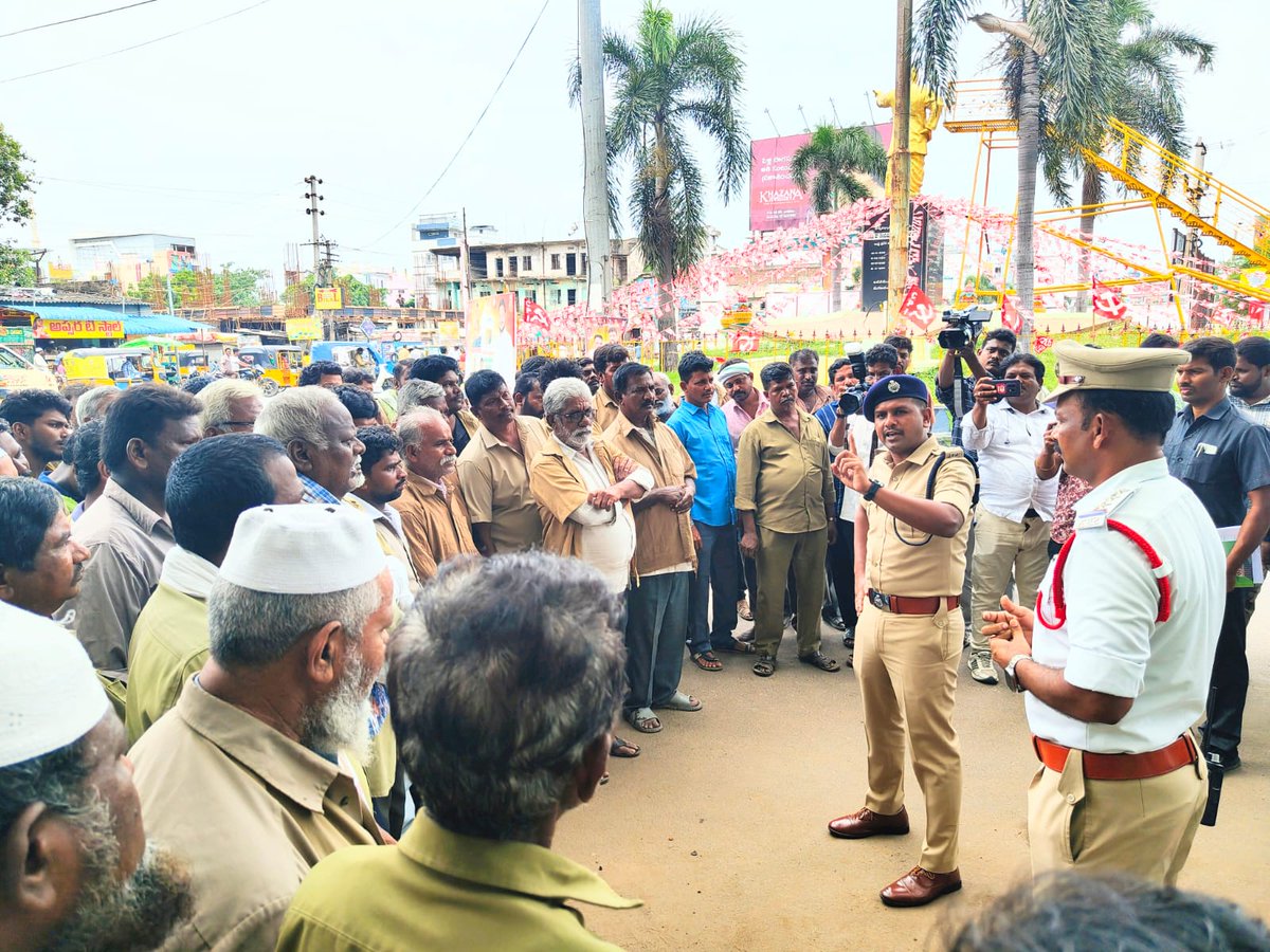 police_guntur's tweet image. 📷గుంటూరు నగరంలో ఆటో డ్రైవర్లకు ట్రాఫిక్ పోలీస్ నంబర్ అమలు📷
@APPOLICE100 
@AndhraPradeshCM 
@APDeputyCMO 
@Anitha_TDP 
#policenumber
#suggestions
#interactive
#trafficduties
#trafficregulation
#autodrivers
#TrafficRules
#gunturtrafficpolice
#guntur
#socialmediacell