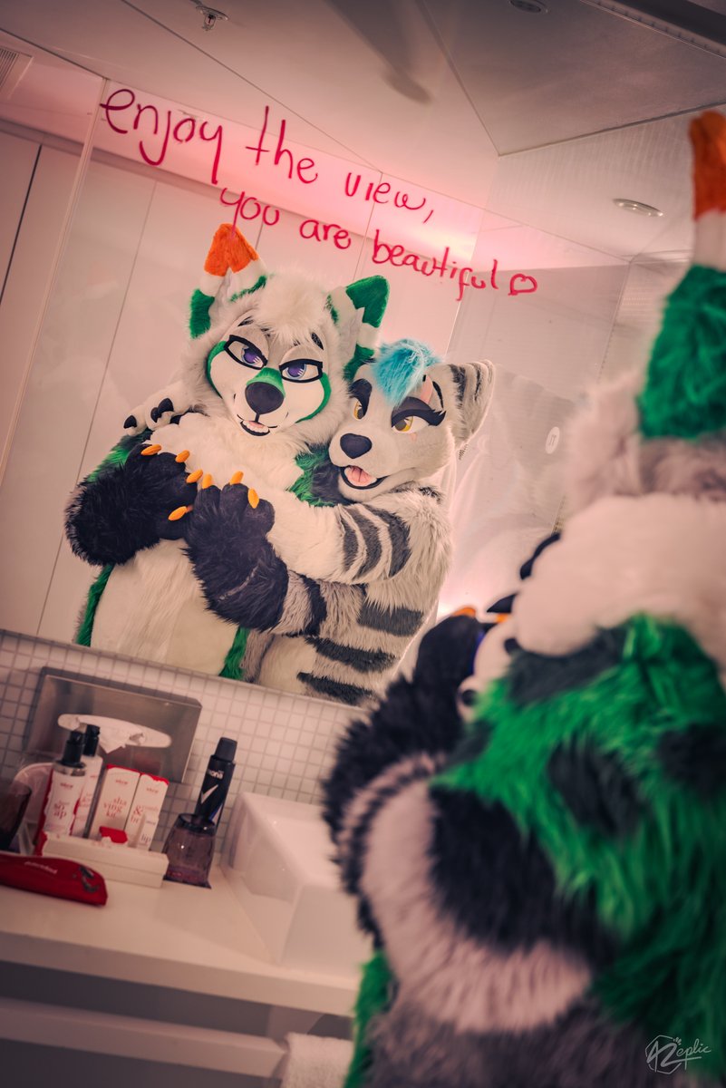 Refferic's tweet image. I'm not the type of guy who is prone to "showing off" certain things.. But this #FursuitFriday is an exception to my normal behaviour! Look at my boyfriend, I'm so happy that we're together! 😍😏👉  

😍🌌🐱 @teksun_music 
🪡🐶 @FurryFursuit_M 
🪡👔 @Shrumibo 
🪡🐱…