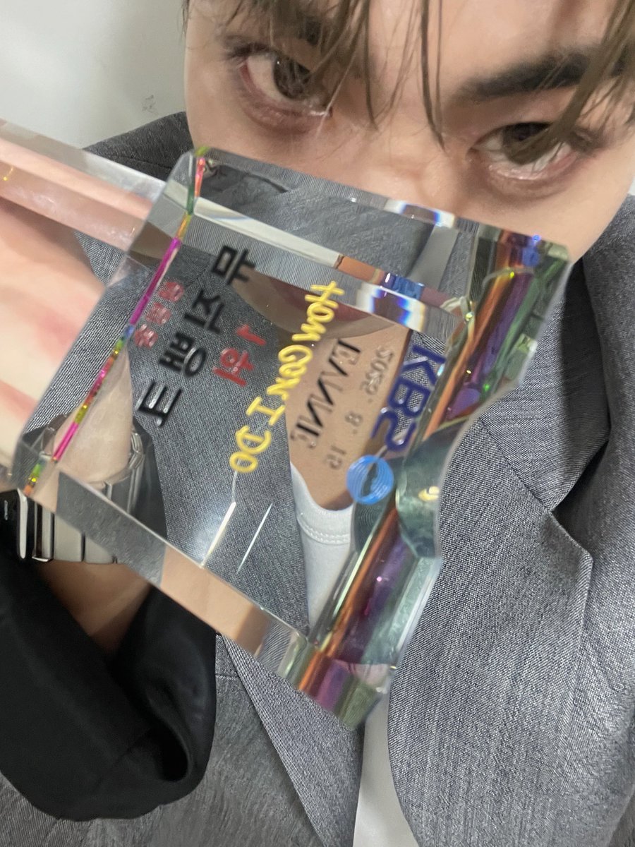 EVNNE_official's tweet photo. 엔브~~ 고마워요👏😳👊👊🤩🤩

#EVNNE #이븐
#케이타 #KEITA https://t.co/0mSNLwRHB4