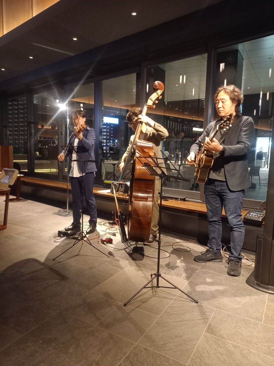 bubutakaijyu's tweet photo. 毎週金曜日
ホテルメトロポリタン川崎
ロビーにて
FRIDAY MUSIC NIGHT 
やってますよー
観覧無料
#ホテルコンサート 
#jazzeggs　
#ジャズエッグス
#北床宗太郎 
#岩谷耕資郎 
#手島甫 https://t.co/CEZw1yeMLS