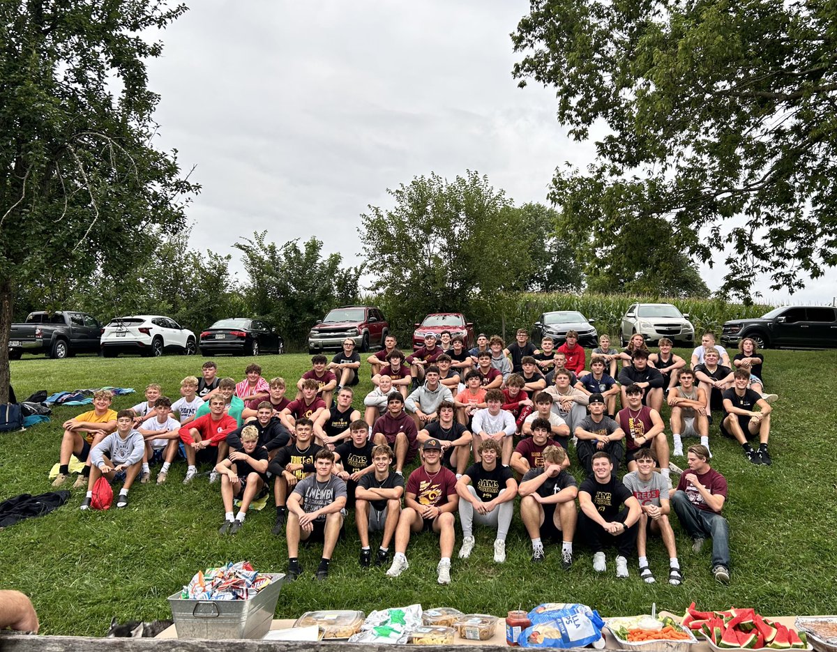 WinTheDay_RRFB's tweet photo. Another family dinner in the books at the Commins house. Huge thanks to all the Moms who helped out. Biggest thanks goes to Mrs Commins &amp; family for all the prep &amp; work to help feed this group. Great night! Blessed to be where my feet are. WIN THE DAY! https://t.co/m4y8uVahx2