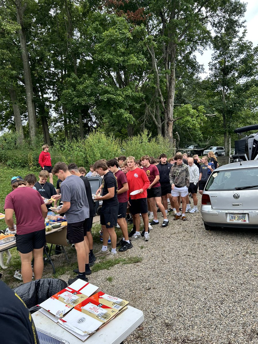 WinTheDay_RRFB's tweet photo. Another family dinner in the books at the Commins house. Huge thanks to all the Moms who helped out. Biggest thanks goes to Mrs Commins &amp; family for all the prep &amp; work to help feed this group. Great night! Blessed to be where my feet are. WIN THE DAY! https://t.co/m4y8uVahx2
