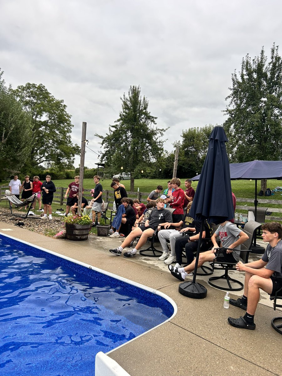 WinTheDay_RRFB's tweet photo. Another family dinner in the books at the Commins house. Huge thanks to all the Moms who helped out. Biggest thanks goes to Mrs Commins &amp; family for all the prep &amp; work to help feed this group. Great night! Blessed to be where my feet are. WIN THE DAY! https://t.co/m4y8uVahx2