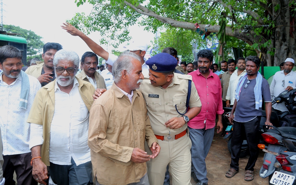 police_guntur's tweet image. 📷గుంటూరు నగరంలో ఆటో డ్రైవర్లకు ట్రాఫిక్ పోలీస్ నంబర్ అమలు📷
@APPOLICE100 
@AndhraPradeshCM 
@APDeputyCMO 
@Anitha_TDP 
#policenumber
#suggestions
#interactive
#trafficduties
#trafficregulation
#autodrivers
#TrafficRules
#gunturtrafficpolice
#guntur
#socialmediacell