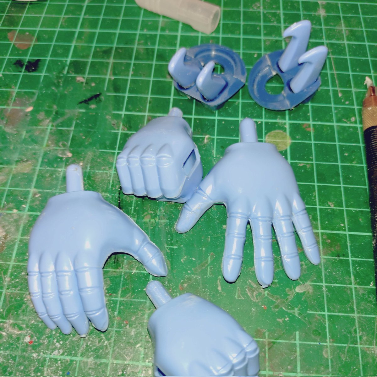 1/24ダンバイン
平手を右手は剣の握り、左手は握り拳にしました✨️
斜めからだと分かりにくいですが正面からだと拳の薄さが解ると思います
左右の手のサイズが違ってバランス取るの大変でした…
鉤爪になっているクローはいい感じの角度で切って貼り直し
長さはほぼ変えてません😇