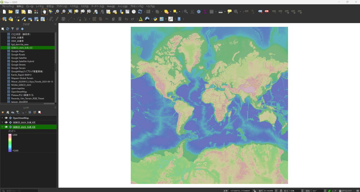 shi__works's tweet image. GEBCO(@gebcobathymetry) 海底地形500mグリッドデータの2025年版が公開されたので、全球の海底地形タイル（mapbox-terrain-rgb）を作成してみた。海底地形タイルから等深線や陰影段彩図などが表示できるはず。タイる（タイルを作成すること）とはこういうことかしらw
#FOSS4G #QGIS #海底地形 #タイる